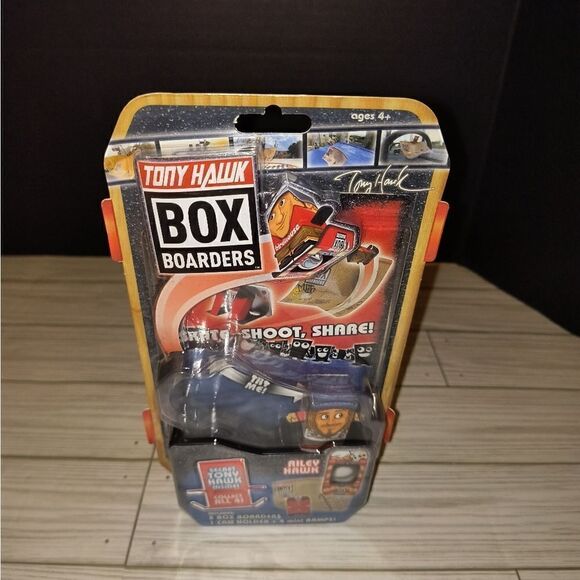 Tony Hawk Box Boarders Riley Hawk Fingerboard Skateboard 2018 w Ramps New - Picture 2 of 7